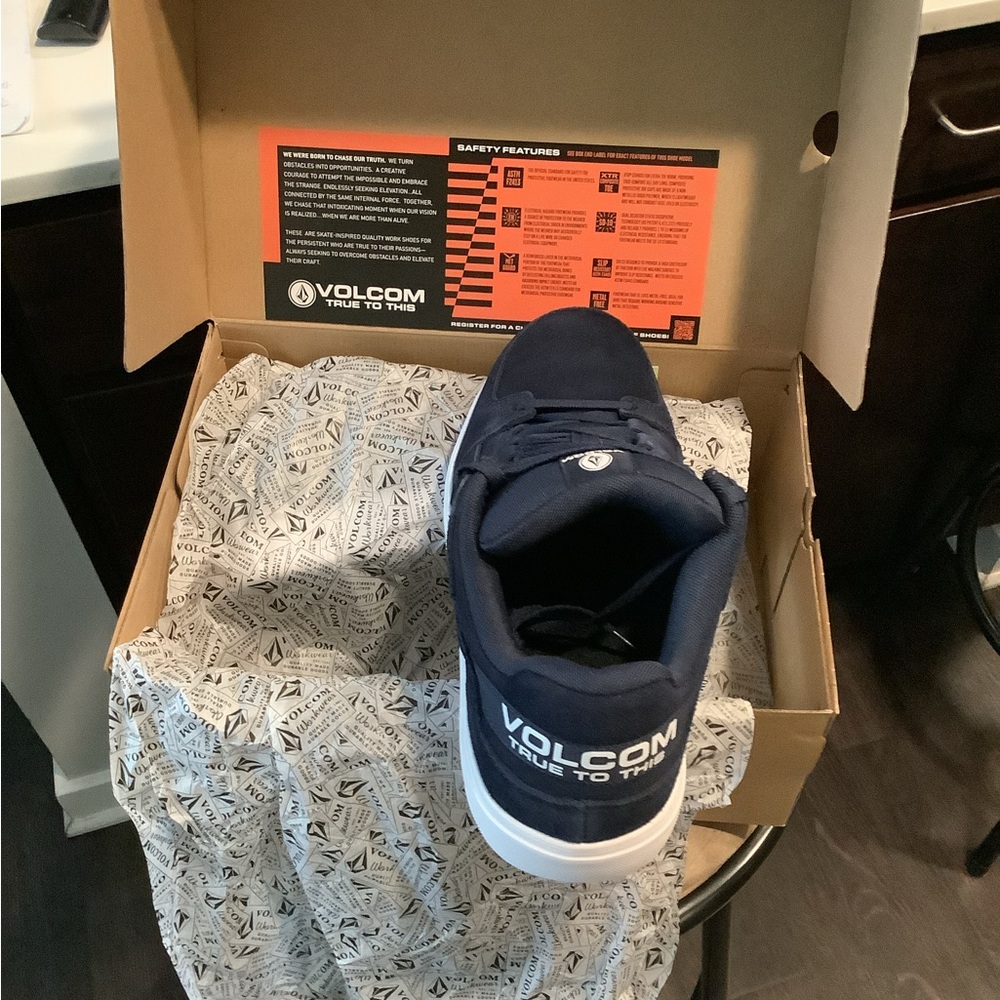 VOLCOM WORKWEAR BRAND NEW IN THE BOX
